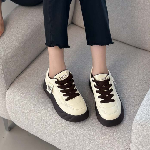 어떤 스타일에도 잘 어울리는 심플하고 모던한 캐주얼화 1A8ZG3